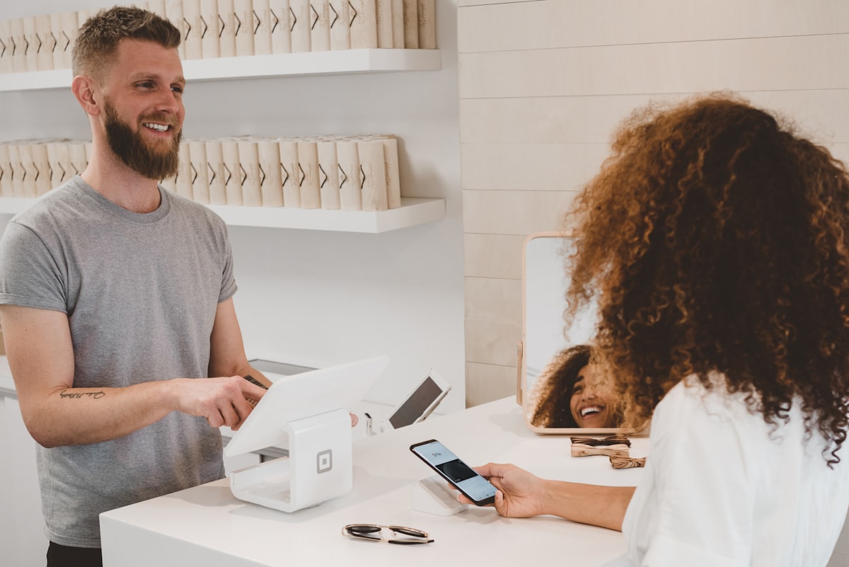 Shopify vs Shoptet: Srovnani dopravy pro eshopy v CR a SK (2026)